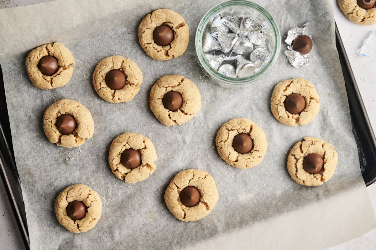 Adding kiss to baked cookies 